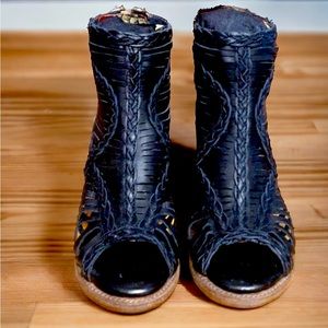 Like New!! FREEBIRD
Bela Navy Multi Leather Sandals